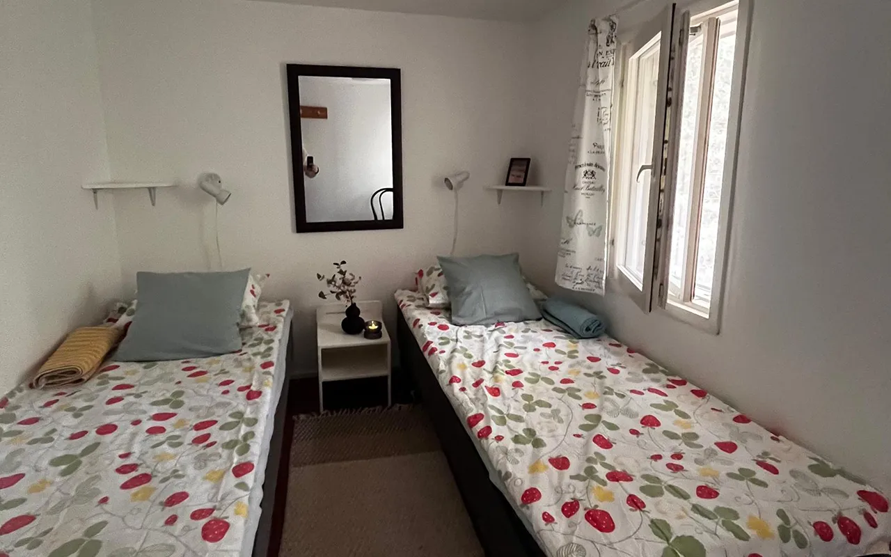 Hostel Ukonlinna 2 hengen huone yleiskuva