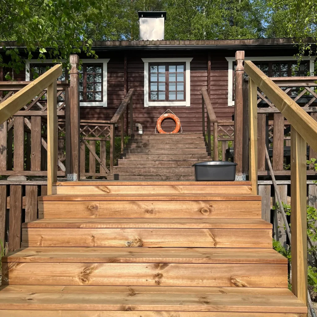 Ukonlinnan sauna kuvattuna Saimaalta päin