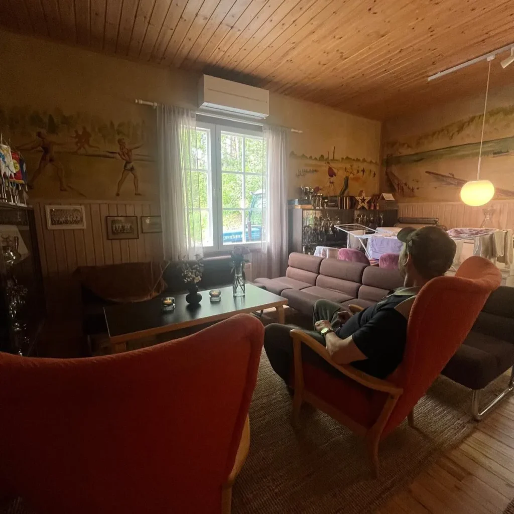 Hostel Ukonlinnan tunelmallinen oleskelutila