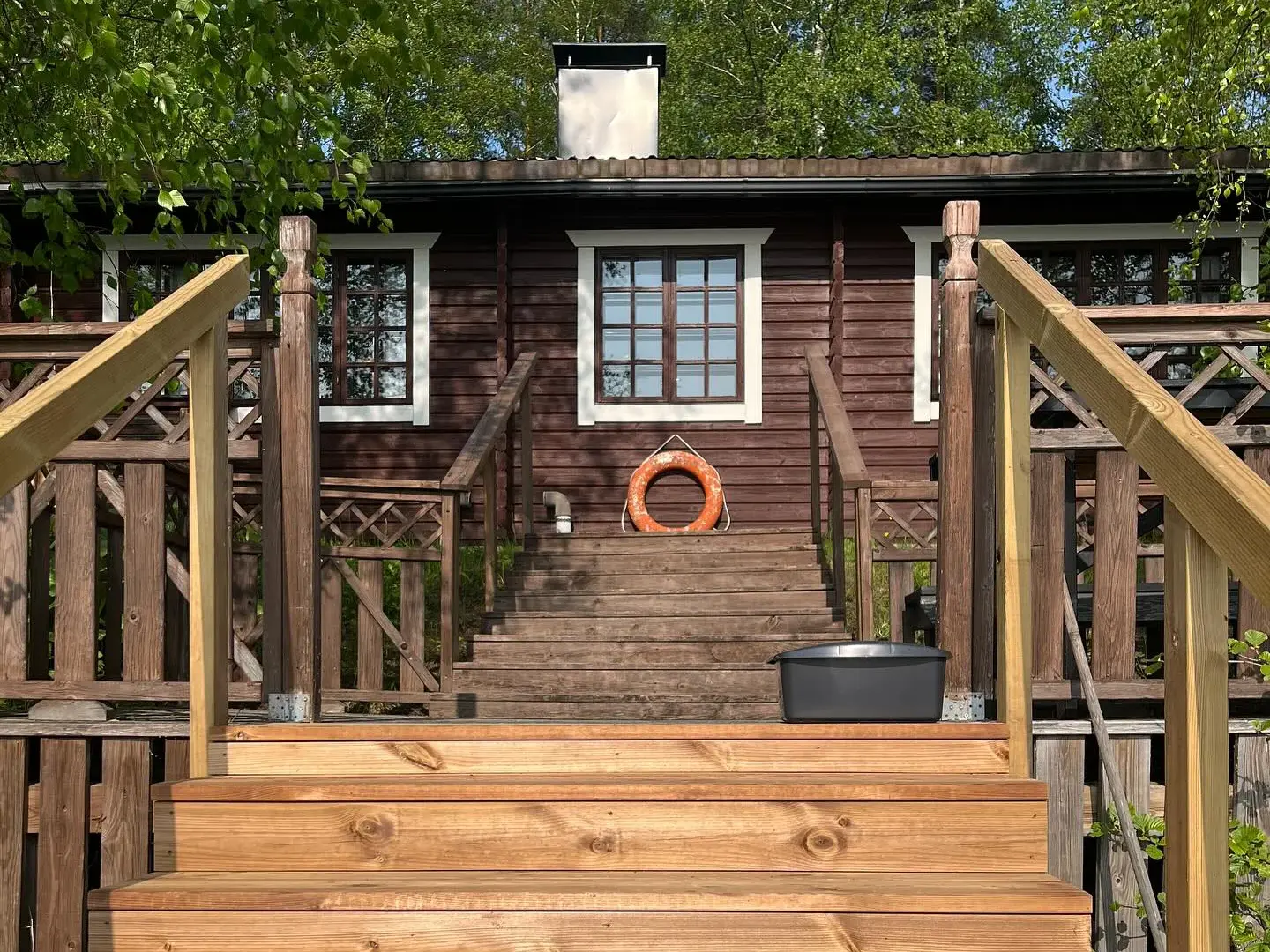 Ukonlinnan sauna kuvattuna Saimaalta päin